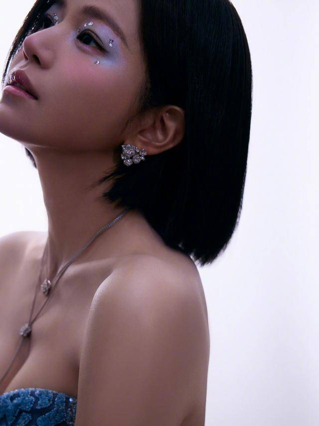 光影下的陈妍希性感迷人