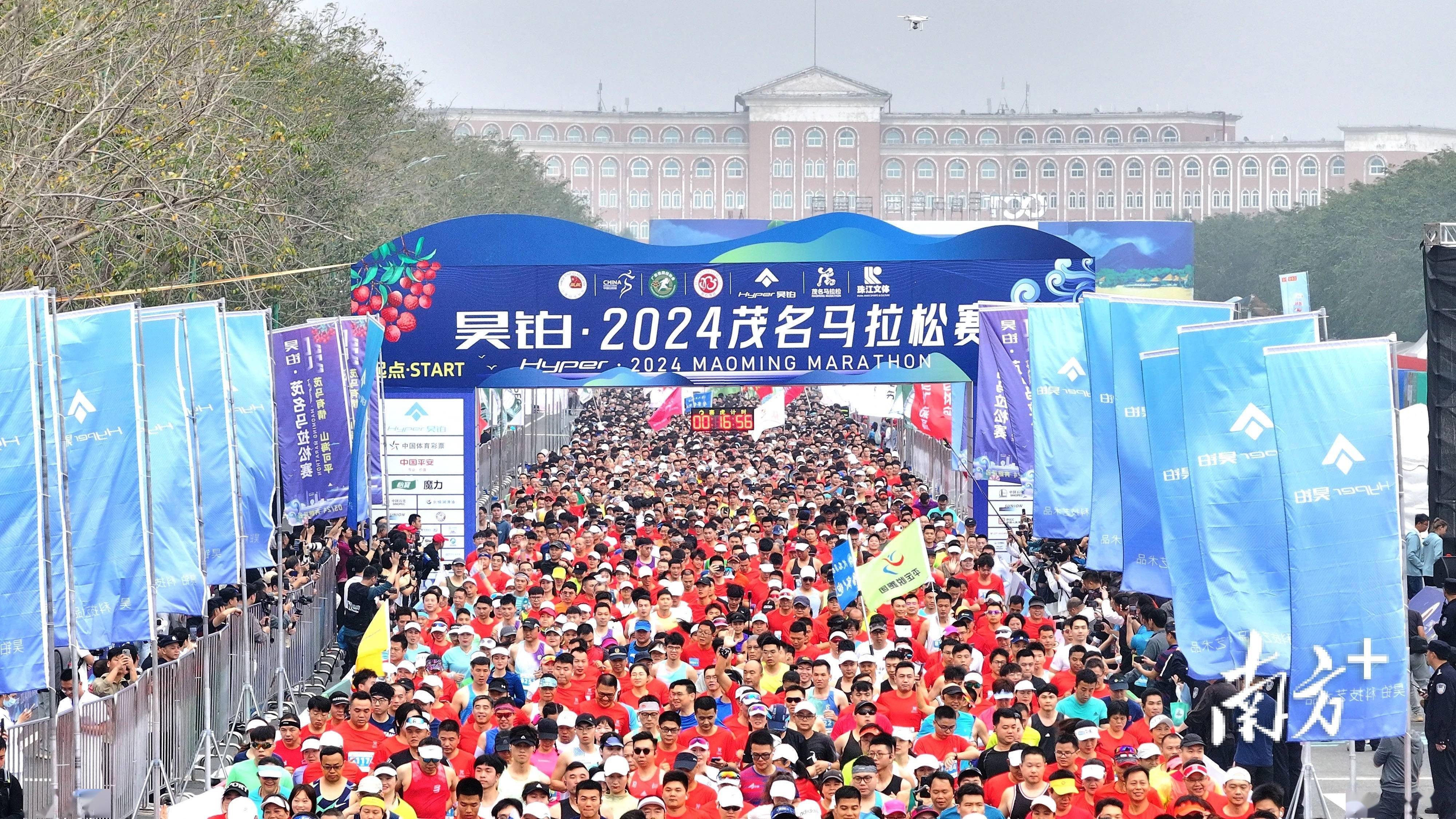 响彻天际的"3,2,1",唤醒了奔跑激情,人潮欢呼着冲出拱门,化作一缕春风