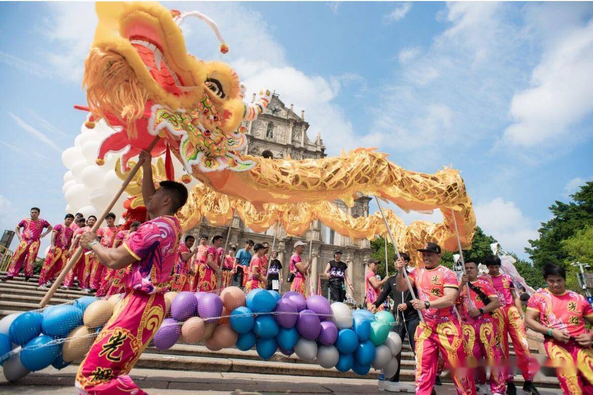 澳门国际幻彩大巡游人气十足