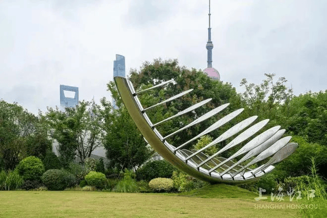 入口处的主题雕塑《梦舟》,一叶扁舟乘风而行,行驶过千回百转,跌宕