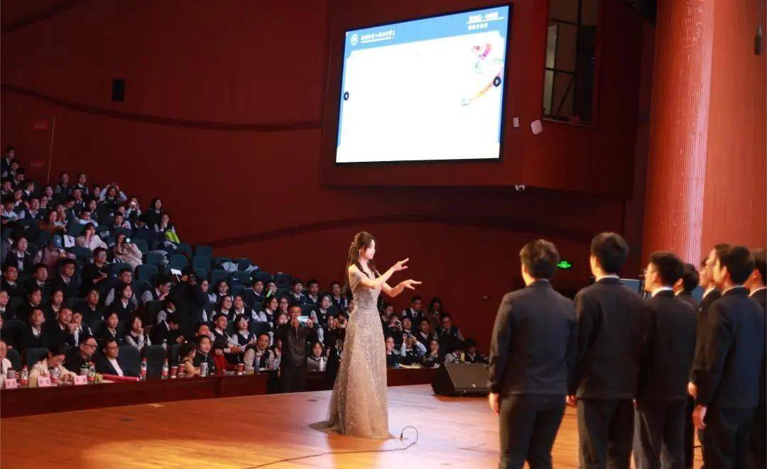 台上是全情投入,台下则侧耳倾听,师与生的舞台,青春与欢乐的海洋.