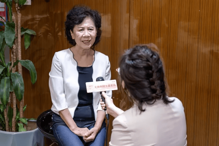 "中国好人",广东省道德模范,深圳市凤凰涅槃艺术团团长郭丽英向记者