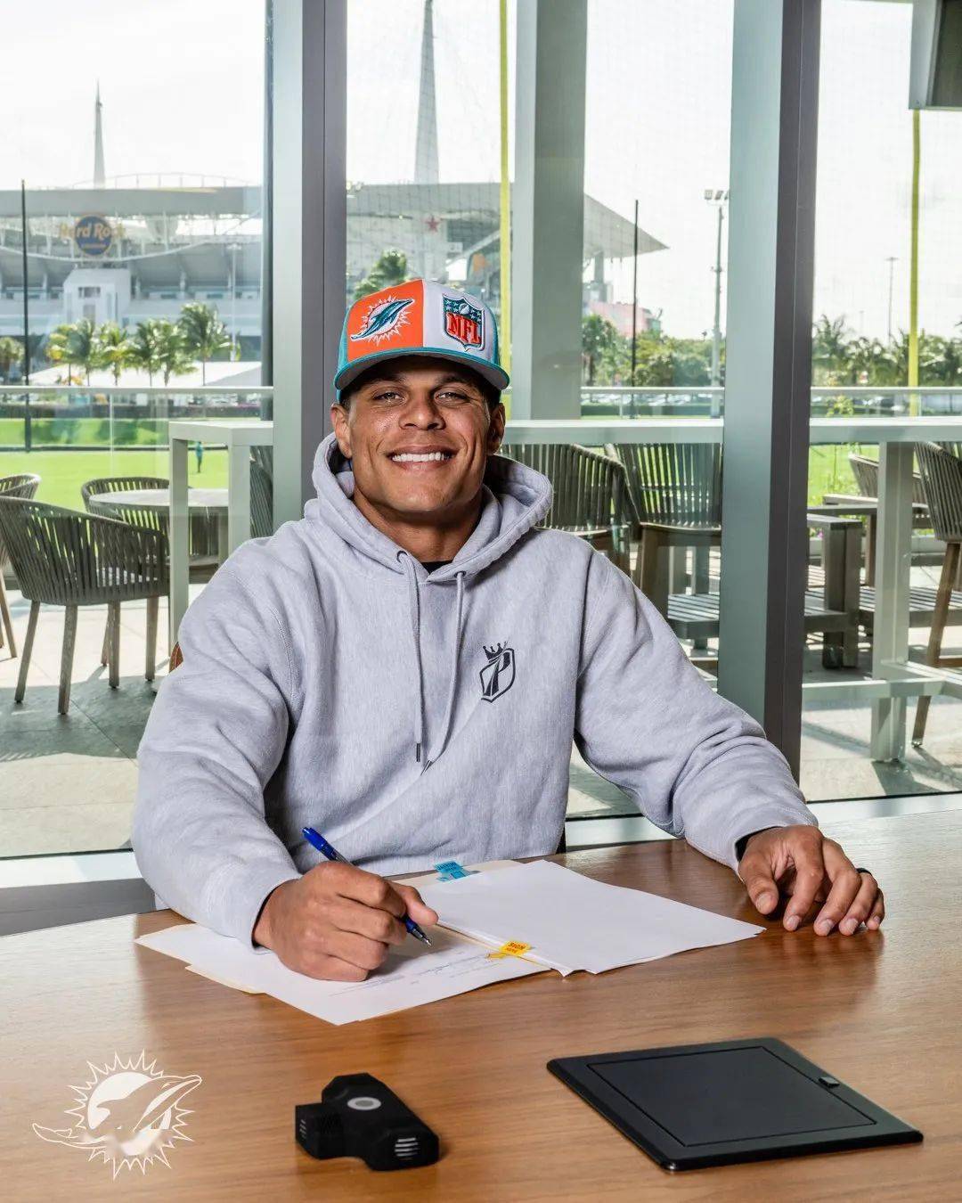 端锋史密斯,中锋阿隆-布鲁尔,冲传手巴雷特,线卫布鲁克斯,安东尼-沃克