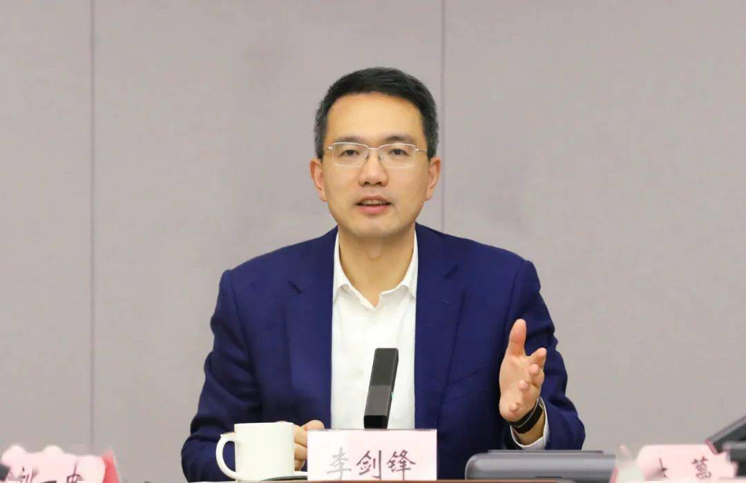 全县招商引资工作推进会:坚定信心抓提升 聚焦重点强突破_李剑锋_文章