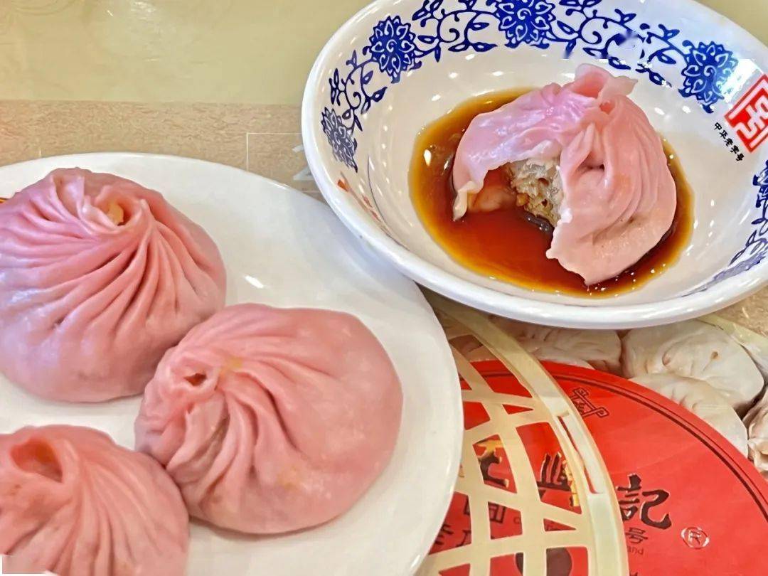 熟练地制作着樱花小笼,据介绍这款小笼包用了足量的肉馅制作成馅心