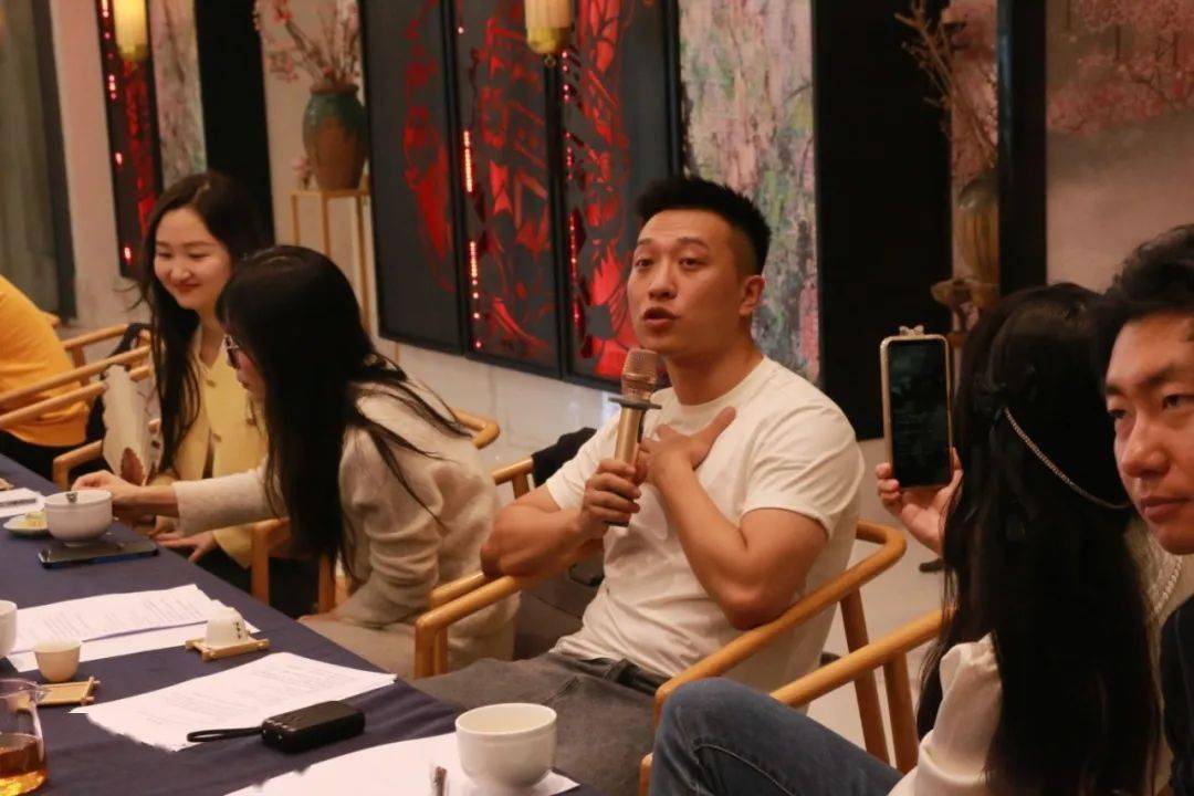 与音乐人的亲密互动:《100.1早上好》主持人