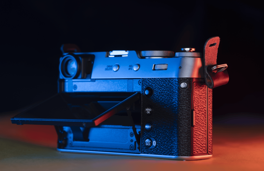 x-pro 3 上的位置在正面和富士其它相机不同,对焦模式切换开关被设置