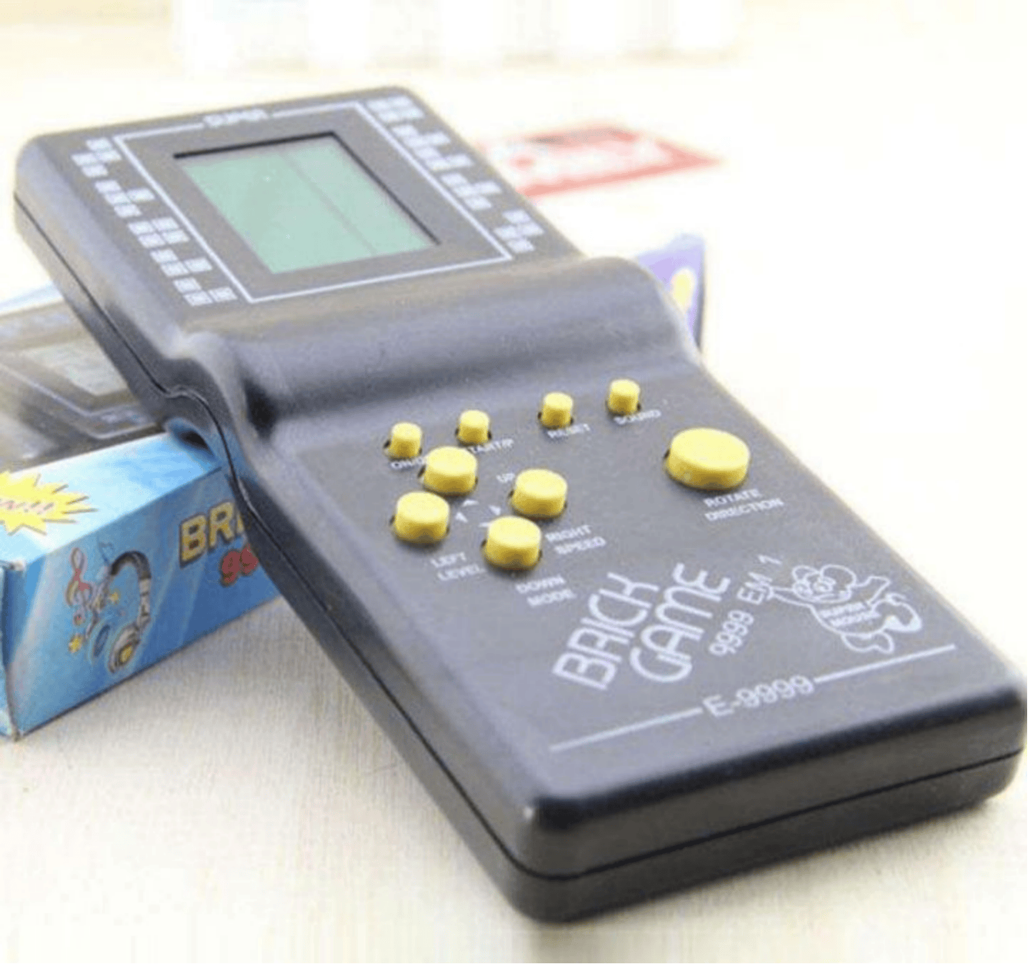 天马曾在几年内大规模地生产各类游戏机显示屏,尤以俄罗斯方块机和