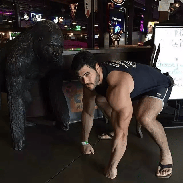 jones很爱老婆,亲亲抱抱举高高,做菜时danny jones认真的表情好帅