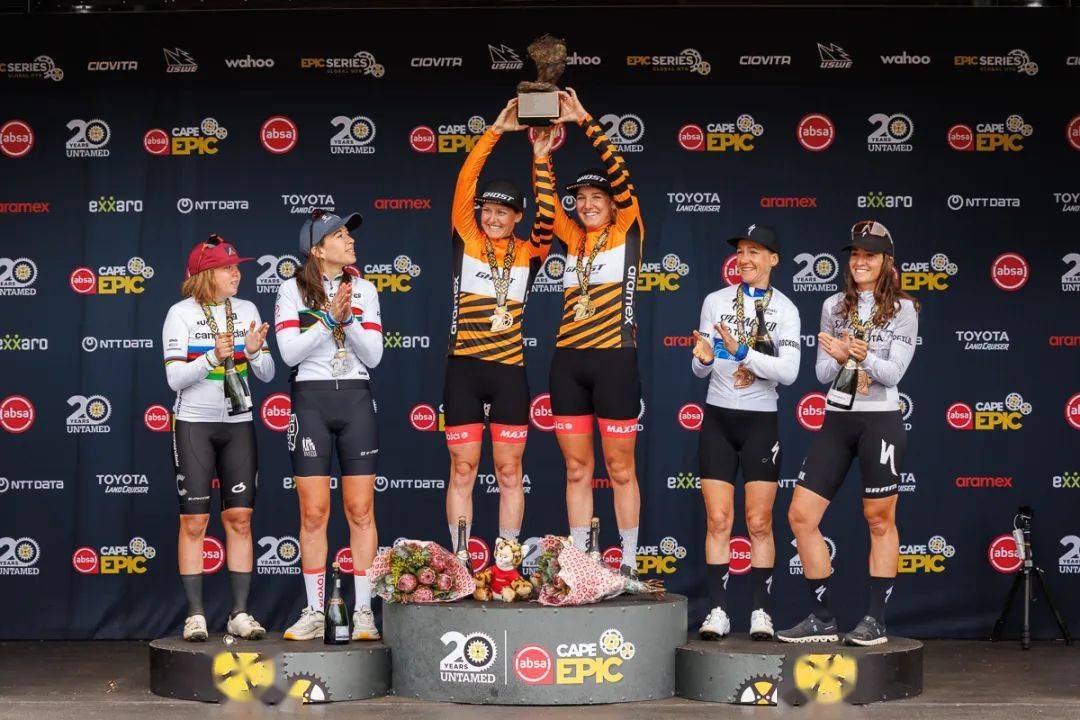 capeepics7收官之战闪电车队捧起总冠军ghost女队八冠夺魁