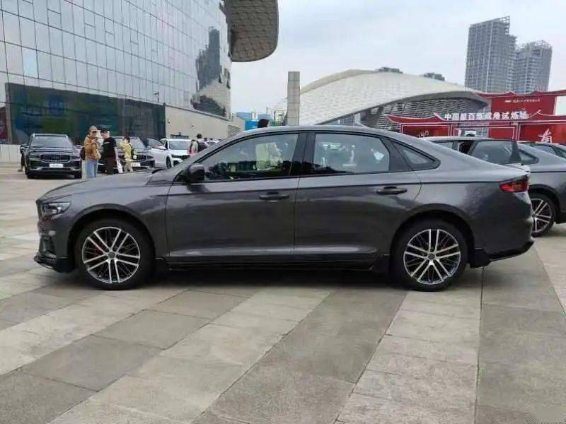 外观方面,2024款吉利星瑞新增逍遥紫车漆,采用驭境黑运动套件,拥有