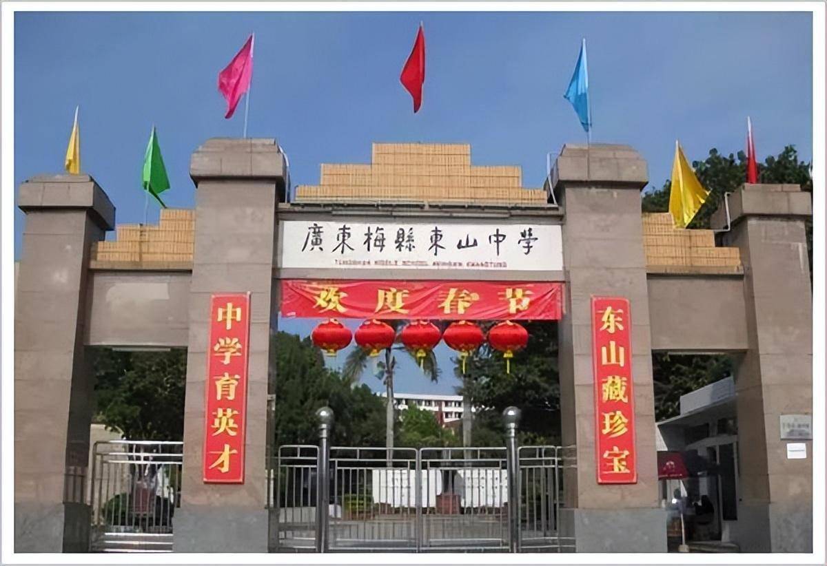 爱国港商曾宪梓资助3万大学生逝后25亿财产不给儿子全捐国家