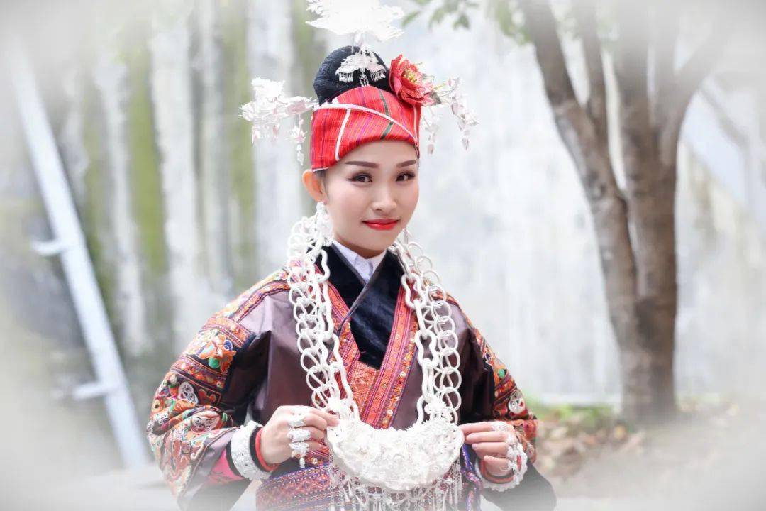 方黎型:妇女头帕,发不打髻,有的用网子套上,盘于头顶后把头帕包住,从