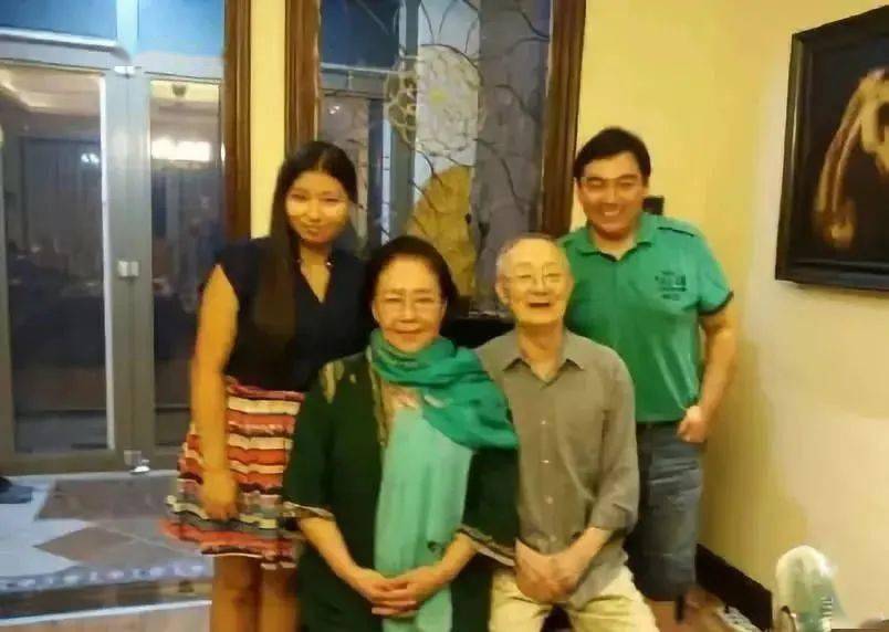 后来斯琴高娃凭借这部戏拿下了金鸡奖和百花奖影后,敖醒晨实在无法