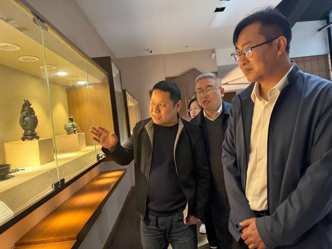 魅力,体验榫卯结构所蕴藏的东方美学,并与钟锦德,钟斌等人亲切交谈