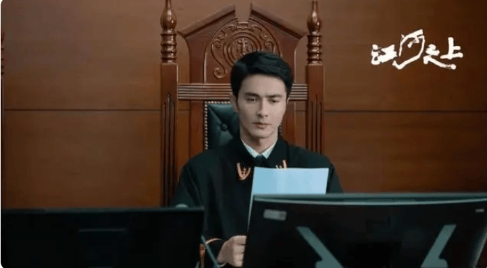 苏州蓝白红影业有限公司联合出品,周亚平担任总编剧,总导演,高伟光