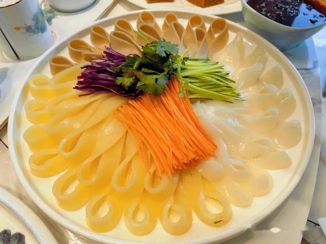 而酿皮子是临夏颇具代表性的一道风味小吃.