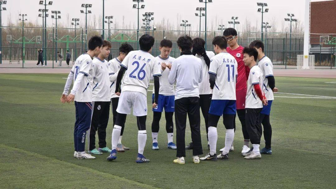 体育风采天津大学足球队与天津仁爱学院进行友谊赛