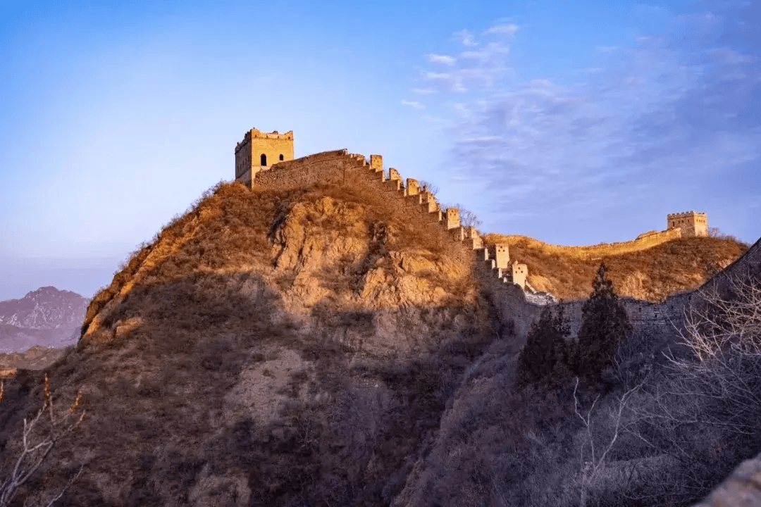 金山岭晨光盛景图图片