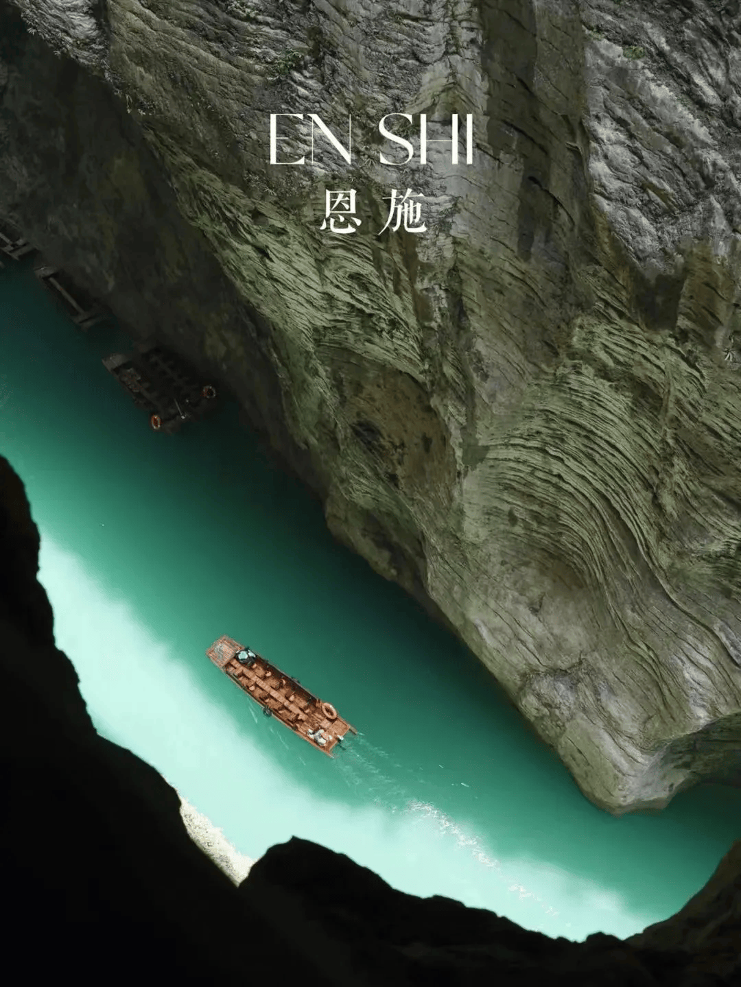 斑驳摇晃的树影,盛满阳光的河水,犹如腾空的小船,清凉吹佛的微风,短短