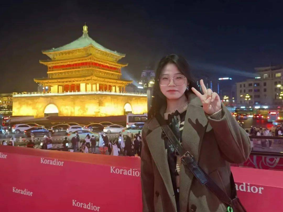 生活中,我们嬉笑打闹;工作时,我们严格要求自己.