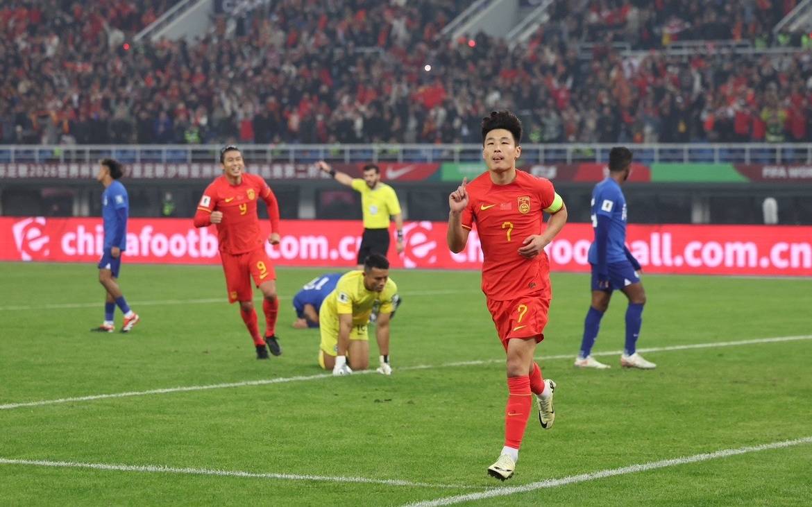 武磊进球后庆祝.