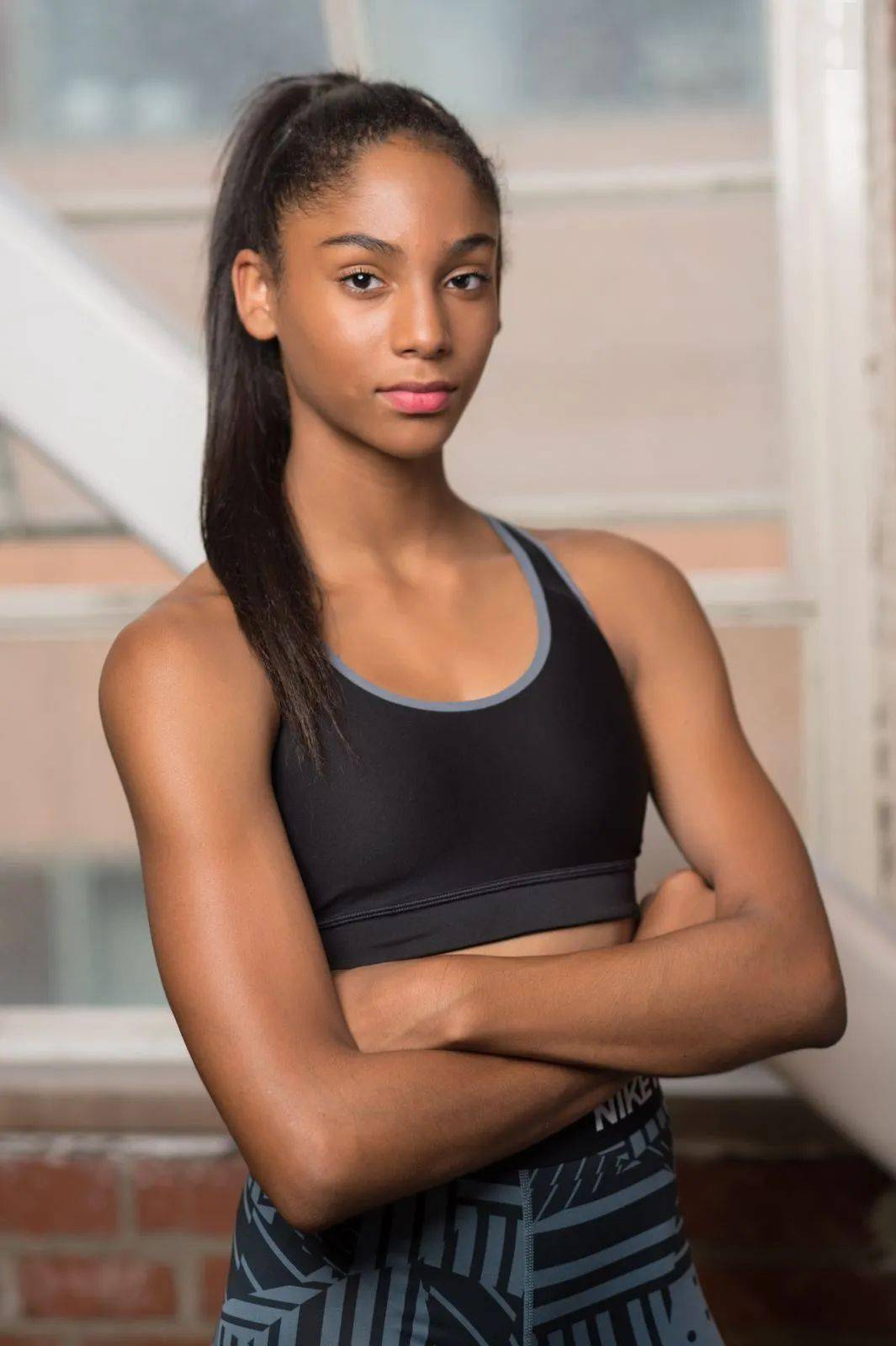 冯德伦拍摄纪录片力捧美国霸王级新人娅娅