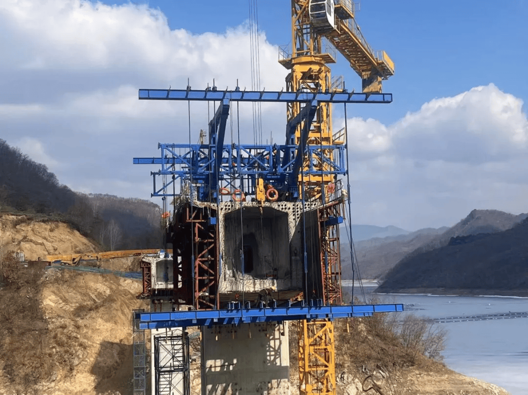 丹阿线(西江至振江段)棒棰沟大桥施工.