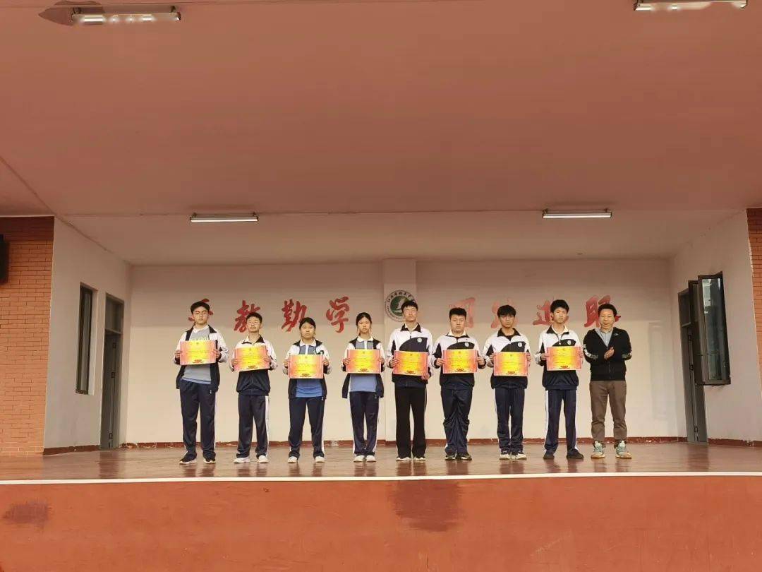 信丰中学召开高二年级第二次月考表彰暨期中考试动员大会