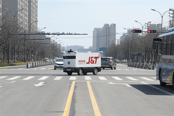 连云港赣榆区全市首辆无人快递车亮相街头