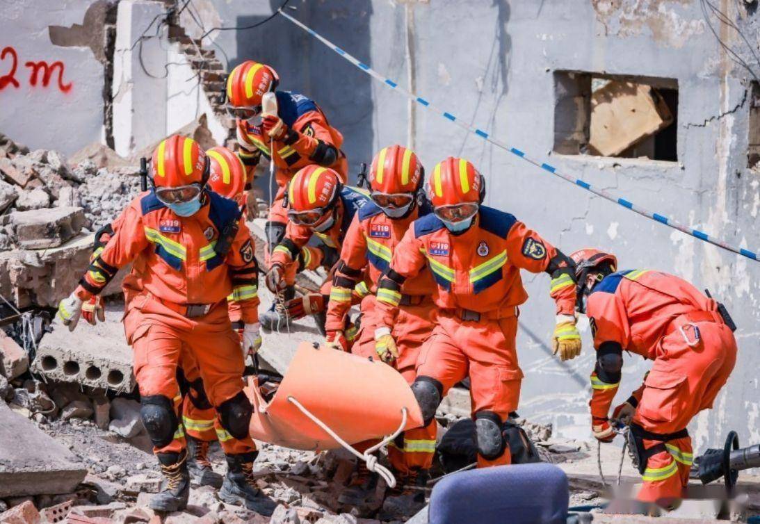 地震救援感人图片