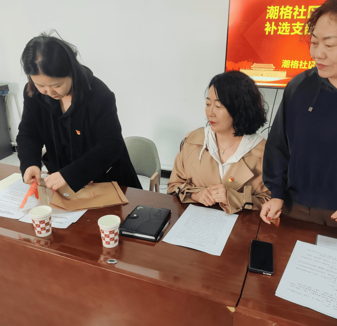 坚持引领群众与服务群众相结合,发挥基层党组织战斗堡垒作用和党员