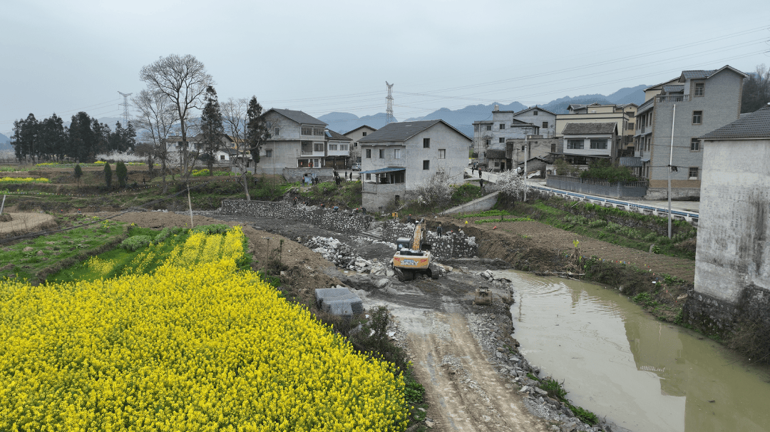 连日来,在绥阳县蒲场镇境内洛安江青龙堡水库至春光河段的施工现场,几
