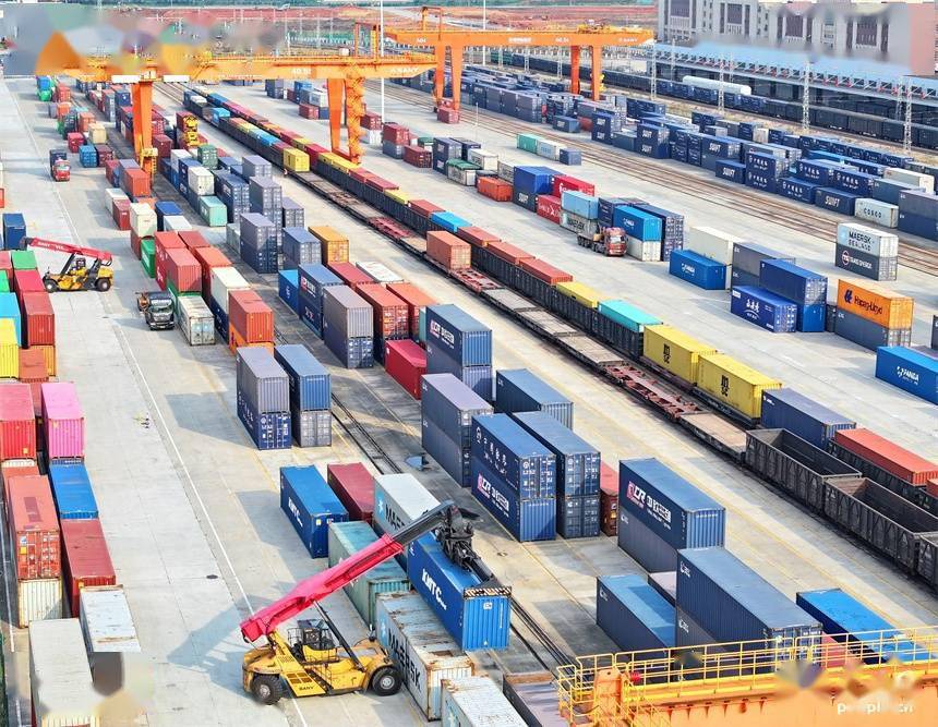 江西赣州南康区进出口货物集装箱装卸繁忙