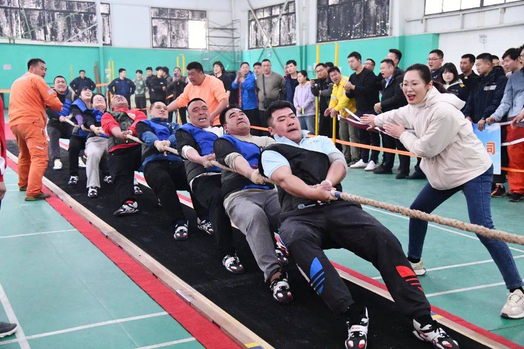 山东港口青岛港:一条心,一股劲……28支拔河队"绳"采飞扬!