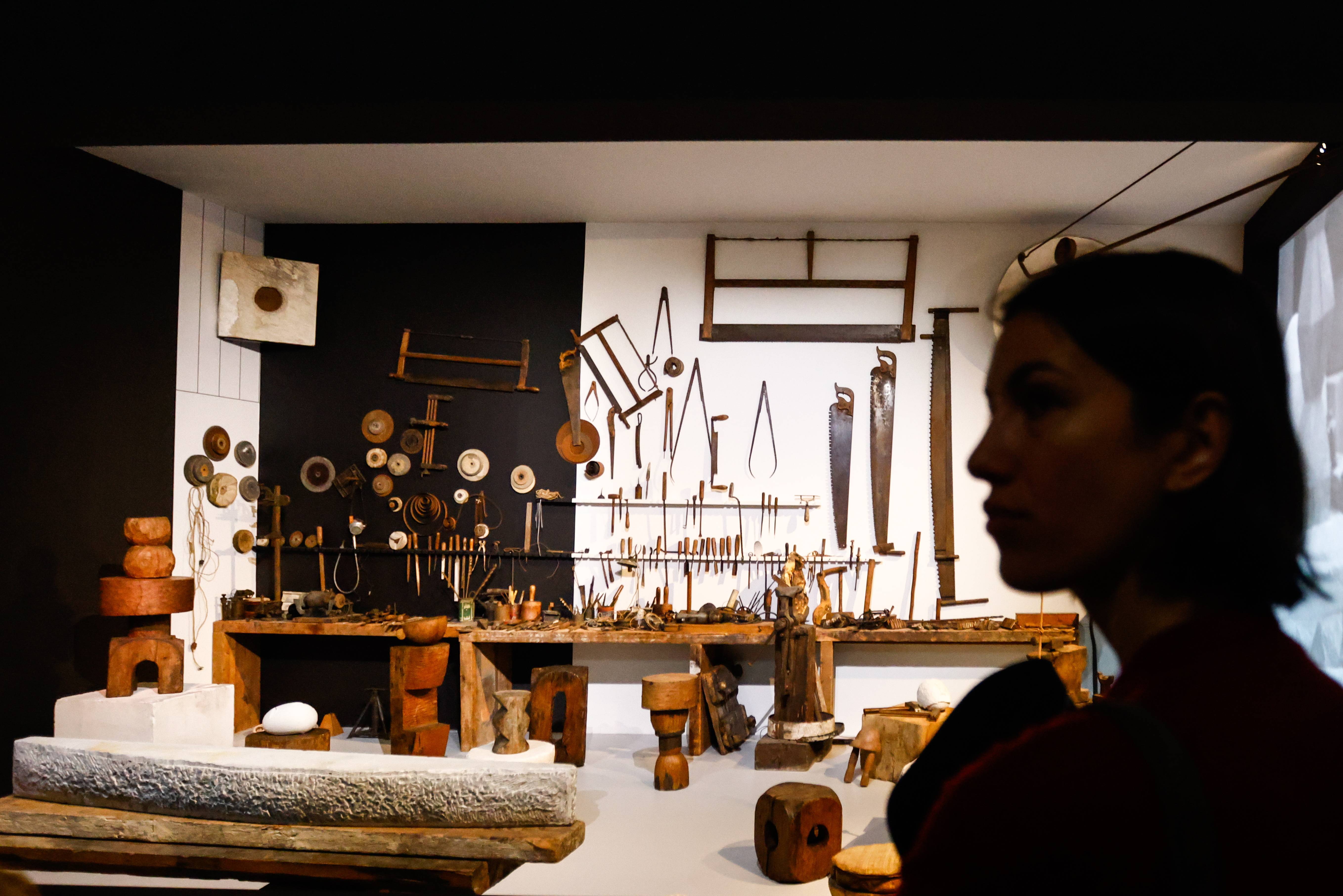 康斯坦丁布朗库西艺术展在巴黎举行