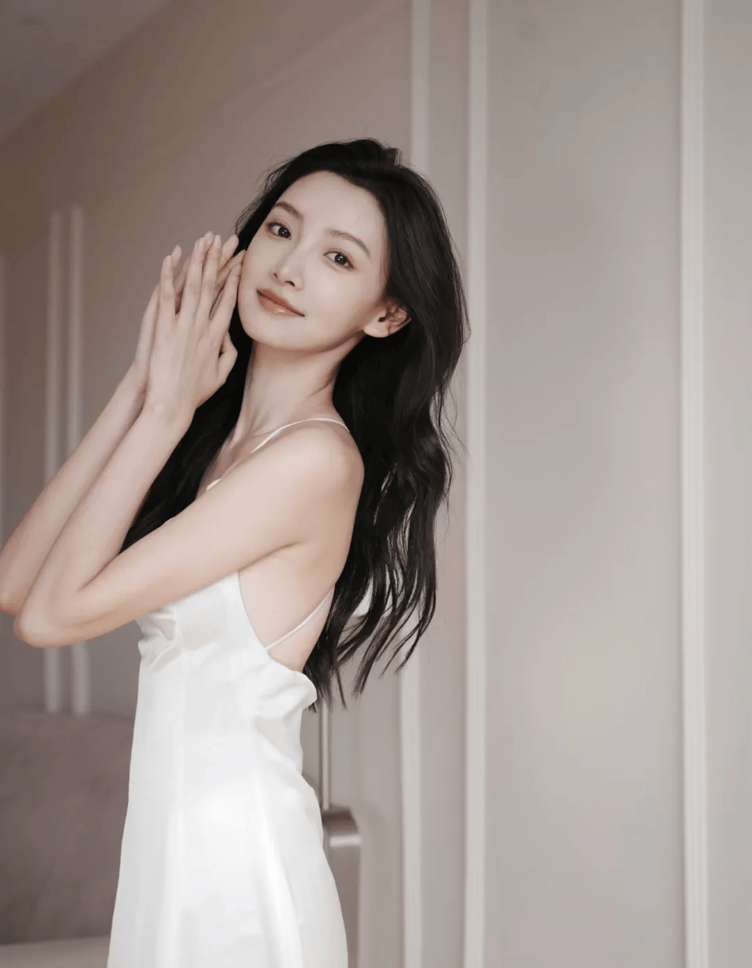 年7月,金佳悦正式官宣签约金色传媒经纪公司;同年12月15日,她与杨洋