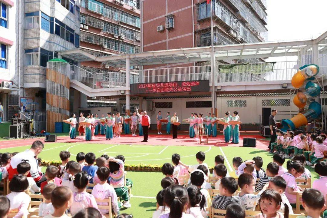3月26日,龙岩山歌戏传习中心走进校园,来到龙岩市直机关幼儿园,为全校