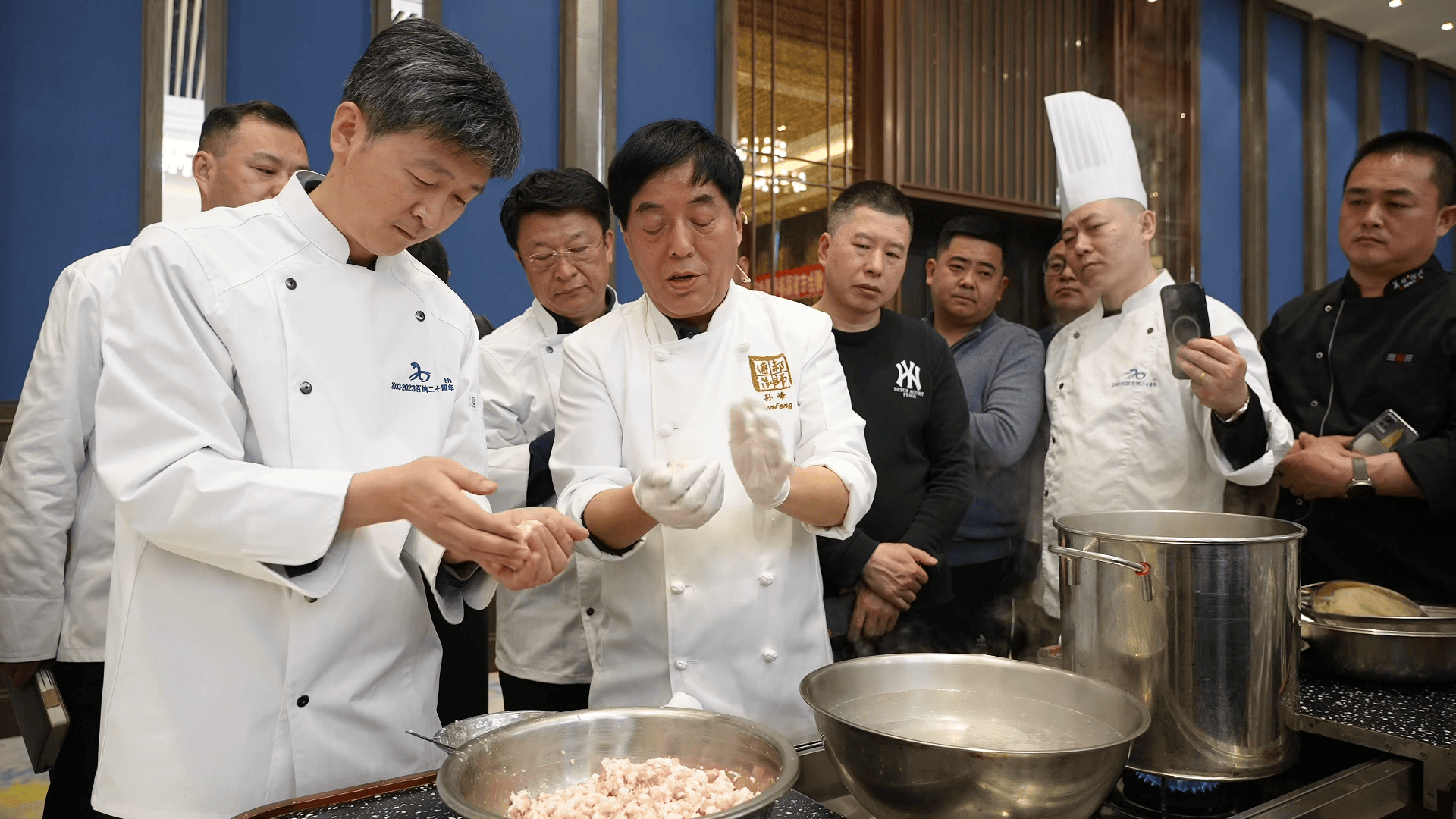"国宴经典菜狮子头一般采取六分肥,四分瘦的五花肉,切成正方形的筷子