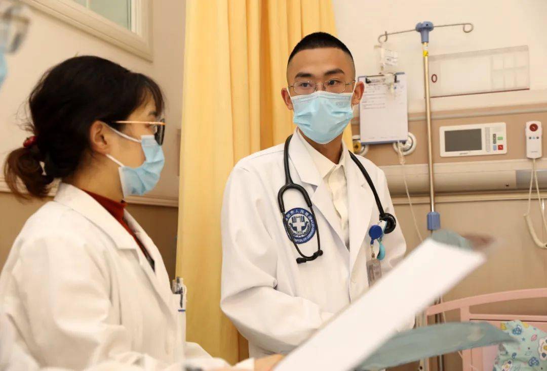 大爱简医99双手李德洪儿科医生的三十而立