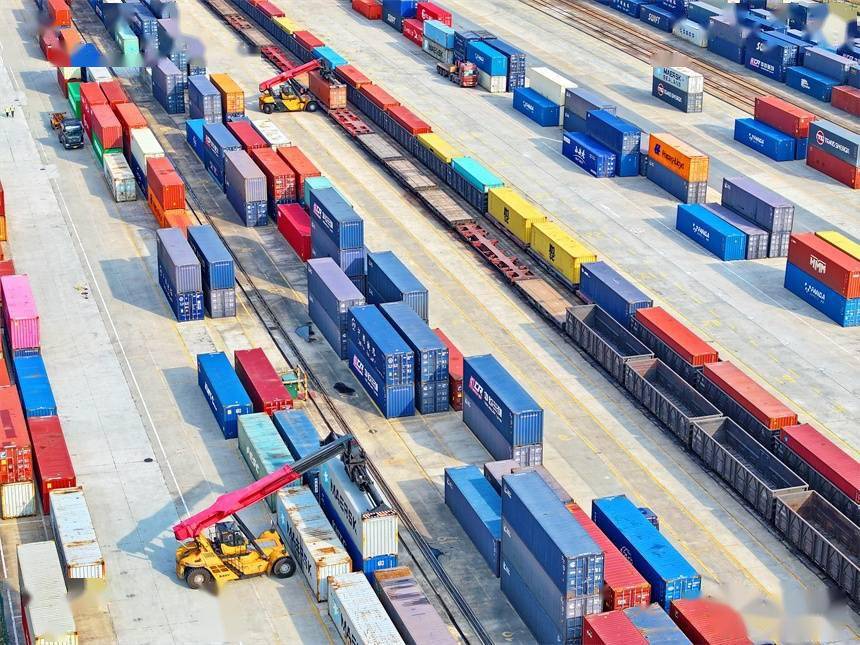 江西赣州南康区进出口货物集装箱装卸繁忙