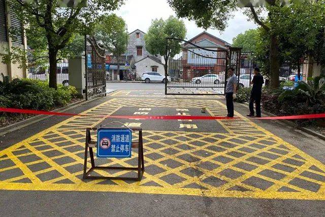 标线为黄色网状实线,外边框线宽20厘米,内部网格线宽10厘米,内部网格