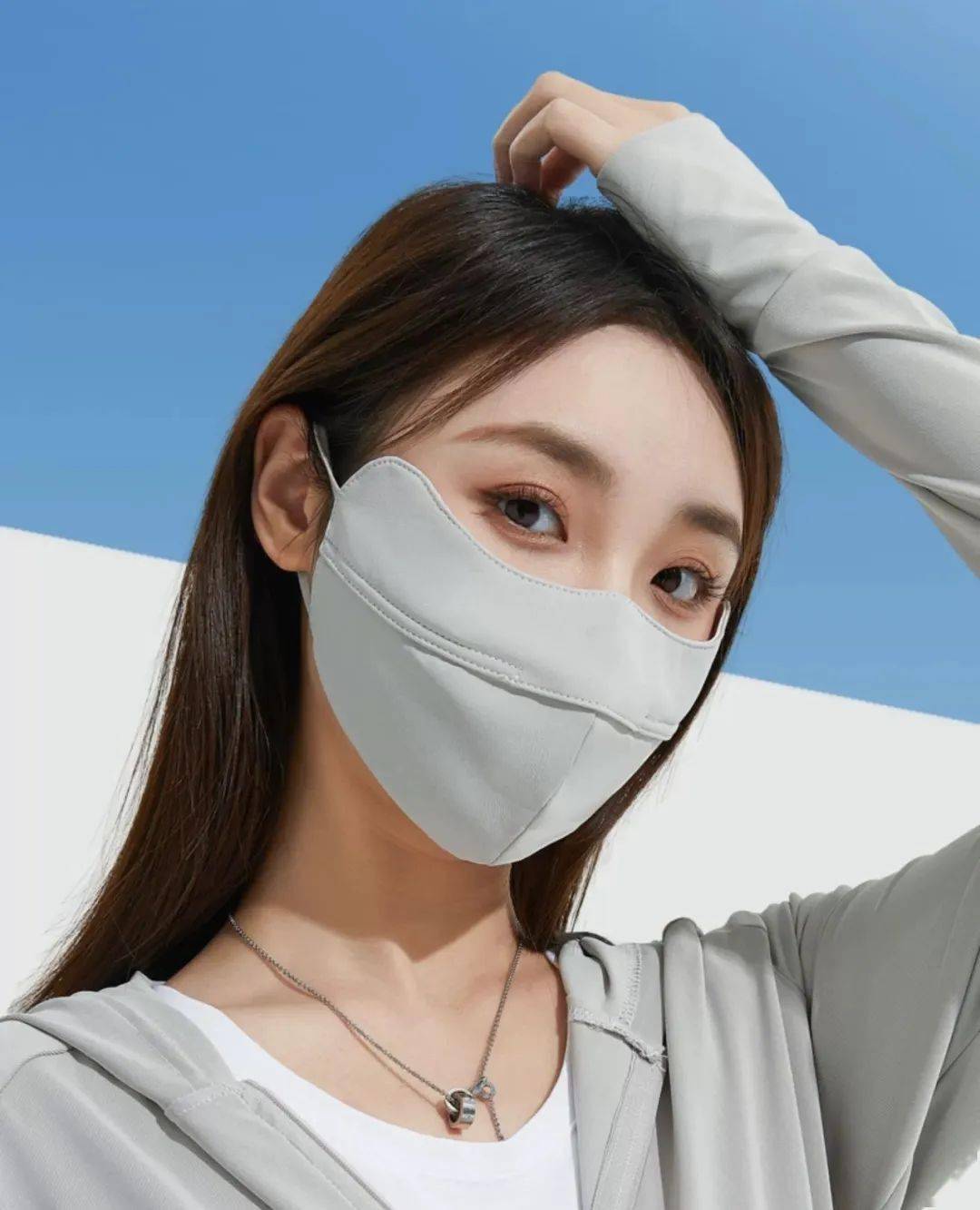 紫外线是从四面八方来的,就比如举着伞,紫外线依然会从地板和四方反射