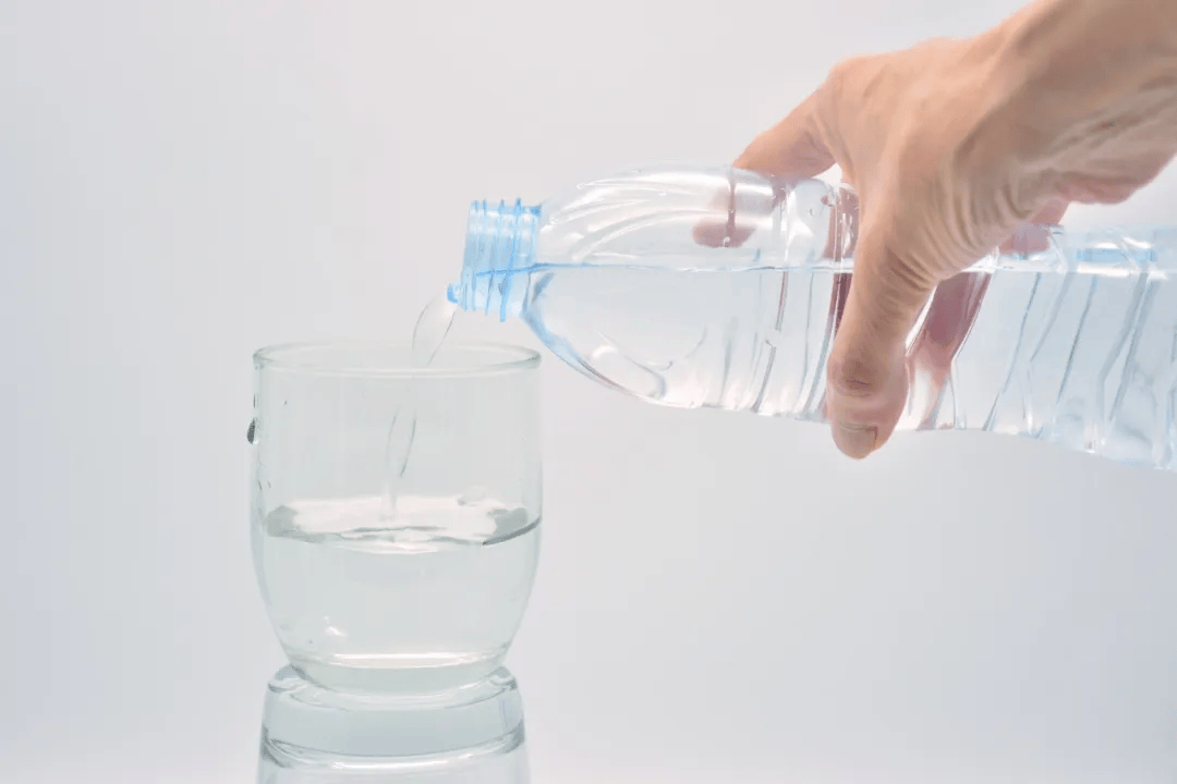 纯净水、天然水、矿泉水、白开水有什么区别?日常喝水怎么选?_物质_自来水_蒸馏水