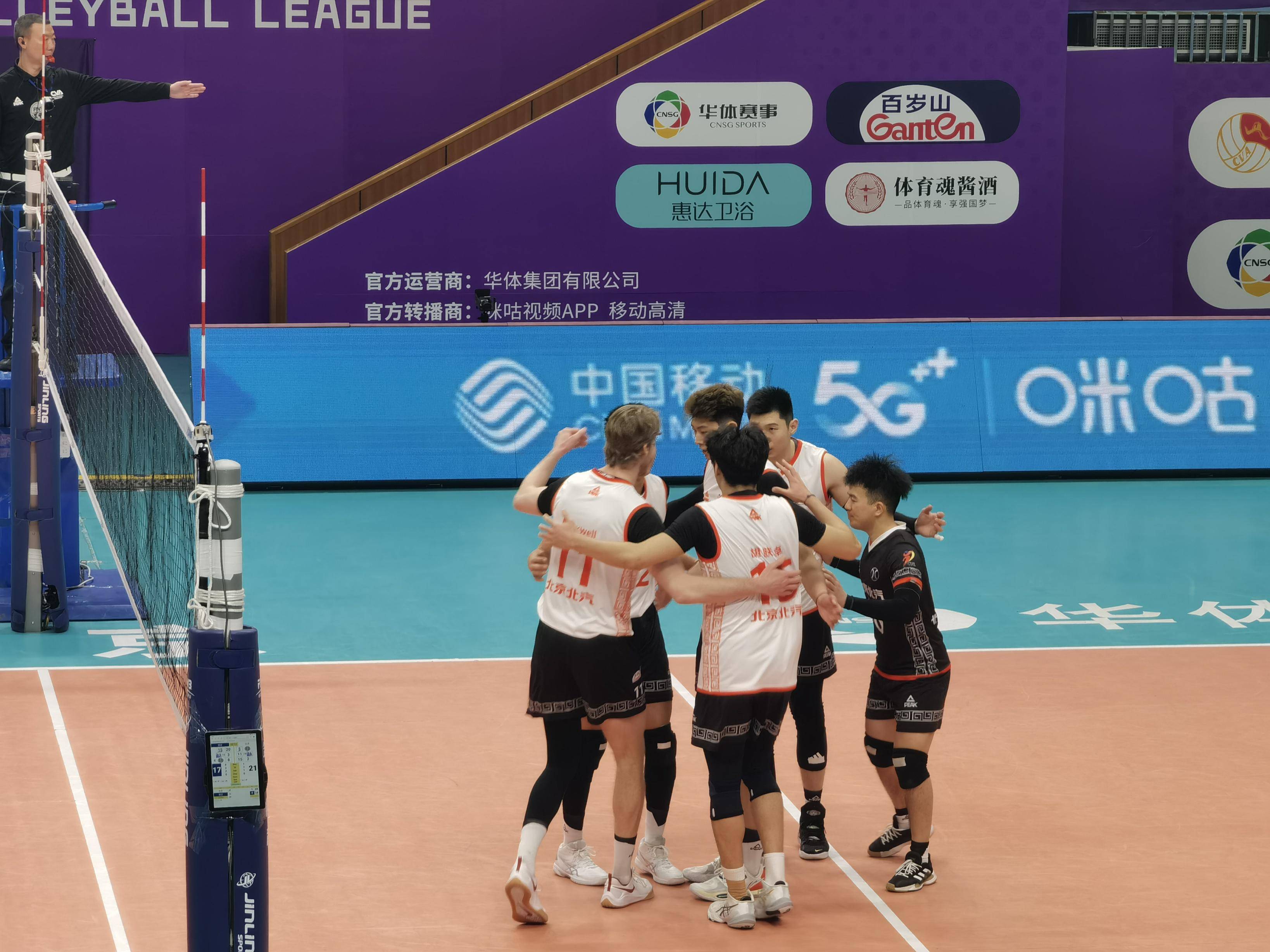 顶住压力释放火力 北汽男排击败河北男排将大比分扳平_进攻_胡朕卓