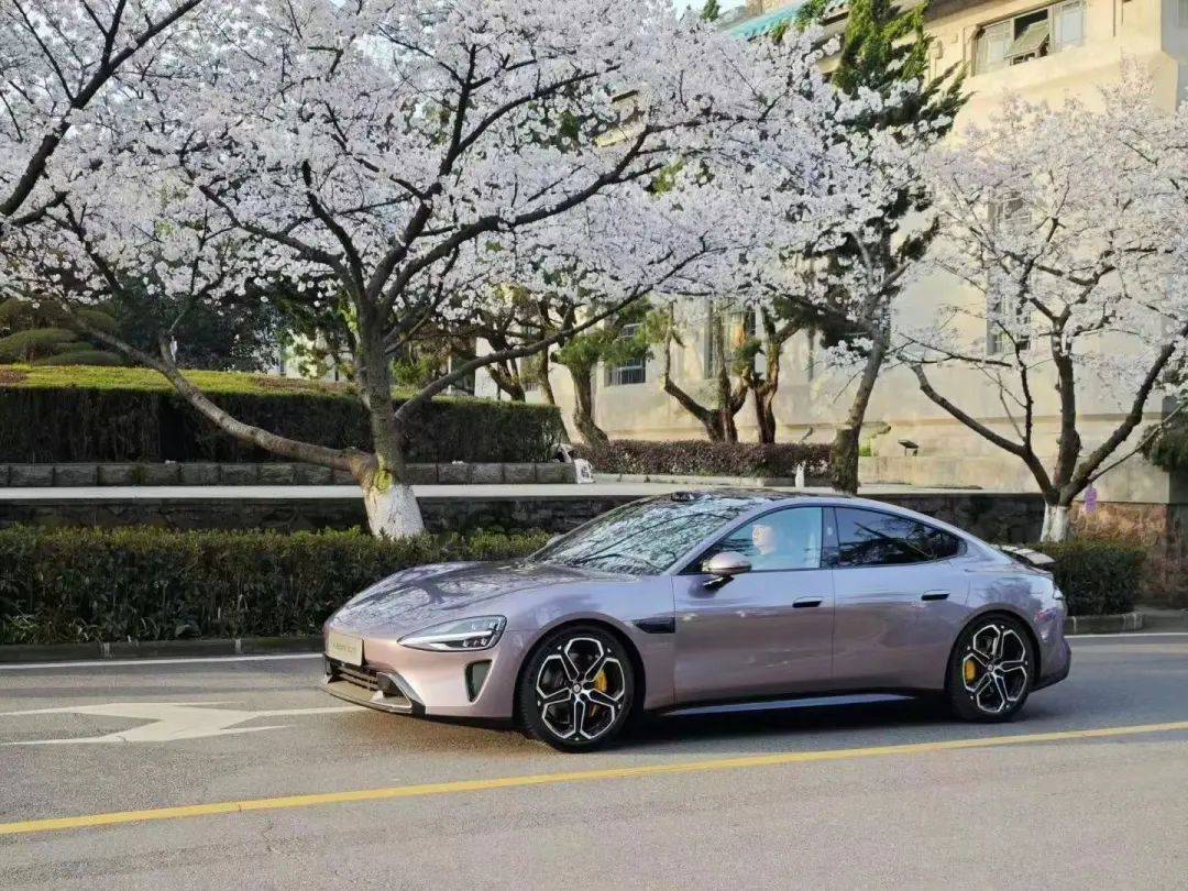 最强爽文男主雷军小米汽车今晚发布全网都在猜价格上海门店实拍