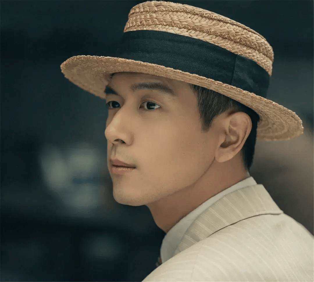 后来因为一次意外,改名向远生,成为一名小警察,在我方人员的感召下