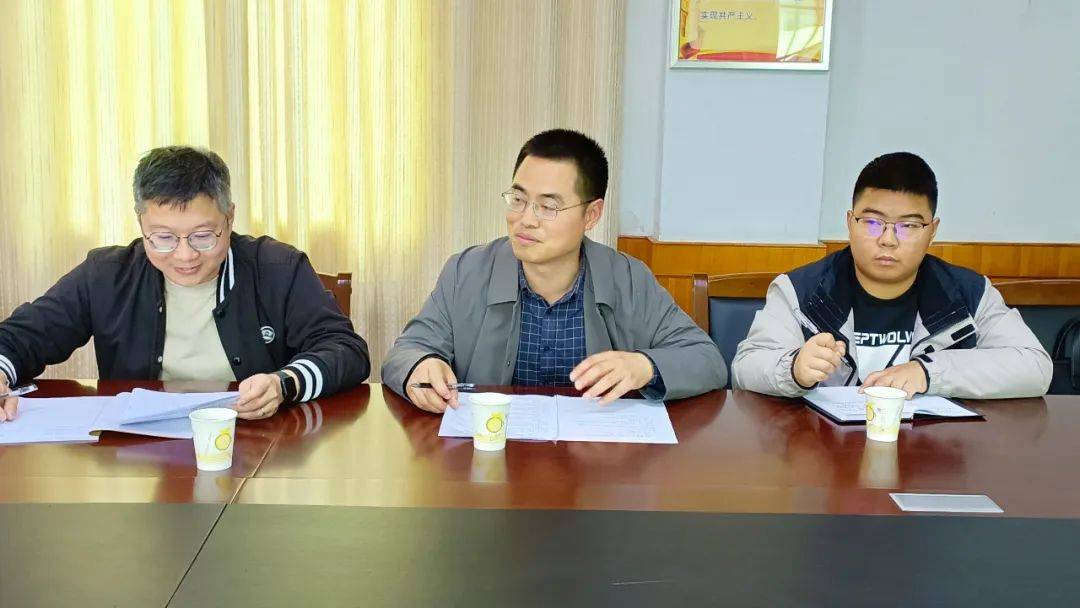 阆中中学副校长吴超,晋城中学党委书记何太彪和参加活动的班子成员就