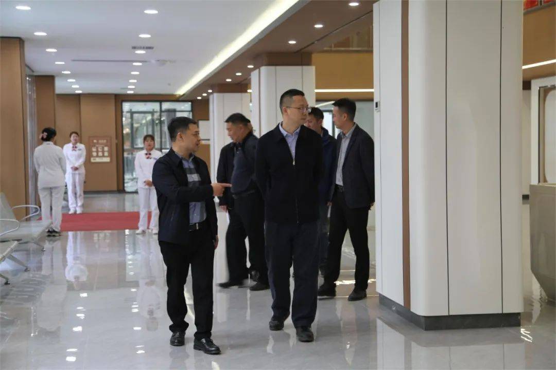 项目的建设情况,重庆康盾投资公司总经理张永亮就医院的人才队伍建设