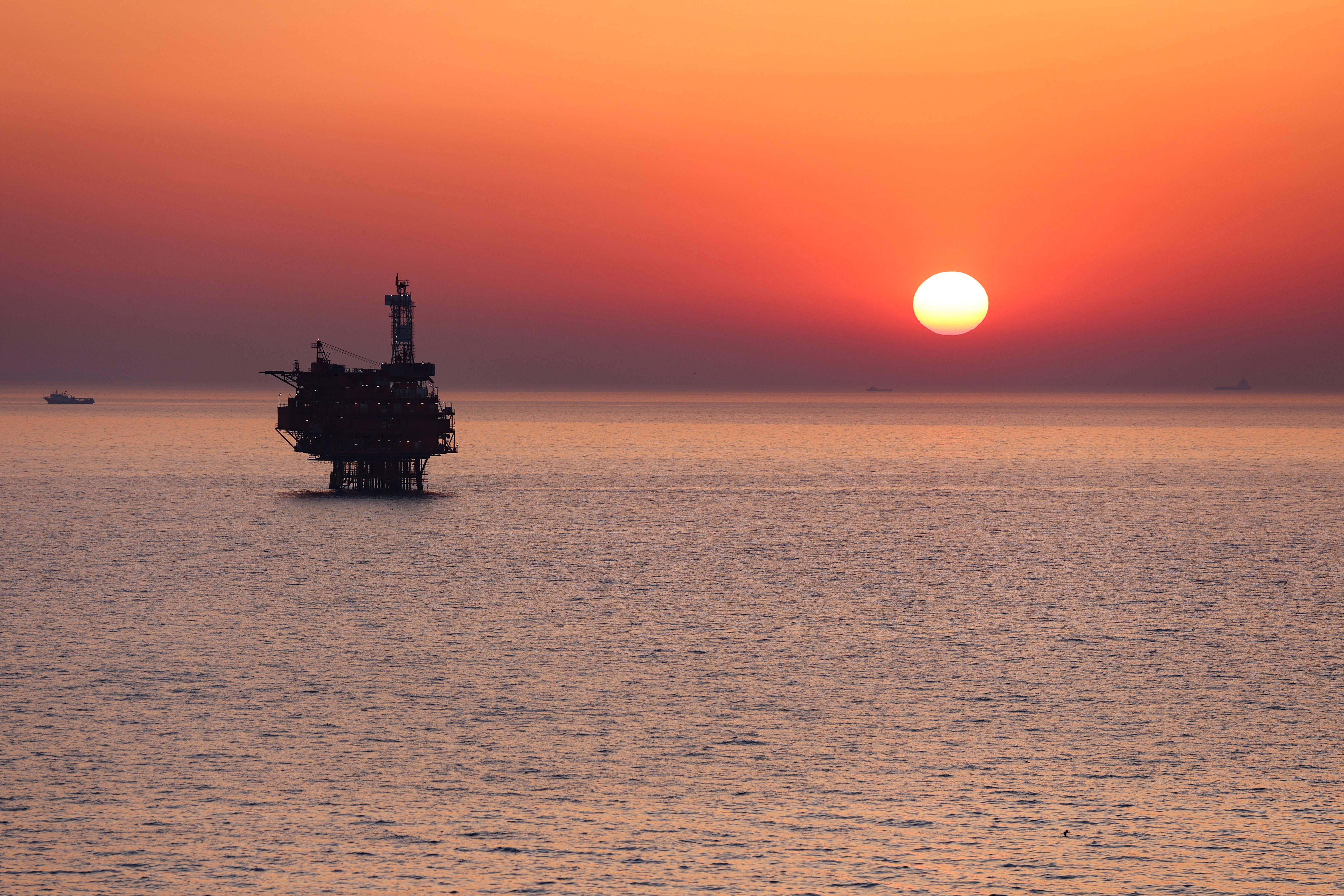 晨光中的秦皇岛32-6油田(3月8日摄).